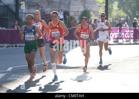 Londra, Regno Unito. Il 9 settembre 2012. Categoria paralimpici T46 - Gli atleti con braccio singolo, sopra o sotto il gomito di amputazione. Funzione normale in entrambi gli arti inferiori. Guide di scorrimento anteriore qui passando la cattedrale di Saint Paul nella città di Londra presso la seconda di 3 giri: destra-sinistra del Brasile del Tito Sena (Oro), Spagna Abderrahman Ait Khamouch (argento), Belgio del Frederic van den Heede (bronzo), il messicano Mario Santillan Hernandez (9°), e l'Italia Alessandro di Lello (8°) Foto Stock