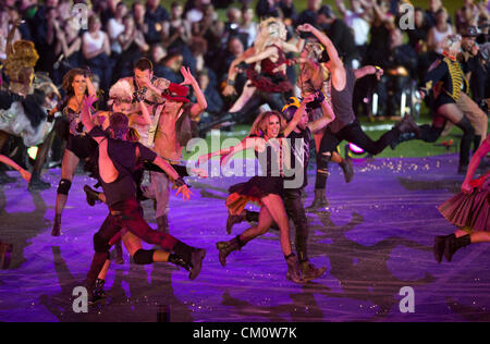 Gli artisti interpreti o esecutori di cantare e ballare sul palco alle cerimonie di chiusura del 2012 Londra Giochi Paralimpici Foto Stock
