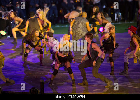 Gli artisti interpreti o esecutori di cantare e ballare sul palco alle cerimonie di chiusura del 2012 Londra Giochi Paralimpici Foto Stock