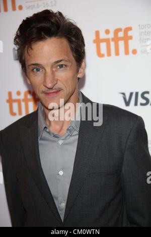 Toronto, Canada. Il 9 settembre 2012. Attore John Hawkes assiste la premiere del ''Le sessioni'' durante il Toronto International Film Festival a Elgin Theatre di Toronto, Canada, il 09 settembre 2012.(Immagine di credito: Â© Alec Michael/Globe foto/ZUMAPRESS.com) Foto Stock