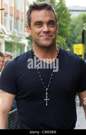 Londra, Regno Unito. 10 settembre 2012. Robbie Williams visite BBC Radio One Londra, 10 settembre 2012 a Londra, Credito: © Wayne Howes / Alamy Live News Foto Stock