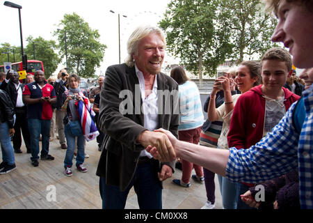 Londra, Regno Unito. 10 settembre 2012. Sir Richard Branson, presidente del gruppo Virgin che arrivano a Portcullis House per essere interrogato dal trasporto selezionare Comitato per quanto riguarda la linea principale della costa occidentale di credito franchising: Jeff Gilbert / Alamy Live News Foto Stock