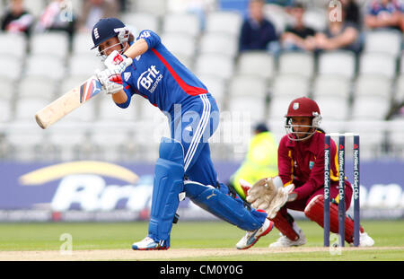 09/09/2012 Manchester, Inghilterra. Sarah Taylor batting durante la seconda Nat West t20 partita di cricket tra Inghilterra e West Indies giocato a Old Trafford Cricket Ground: Credito: Mitchell Gunn Foto Stock