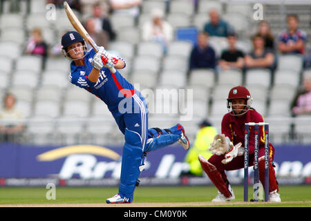 09/09/2012 Manchester, Inghilterra. Sarah Taylor batting durante la seconda Nat West t20 partita di cricket tra Inghilterra e West Indies giocato a Old Trafford Cricket Ground: Credito: Mitchell Gunn Foto Stock