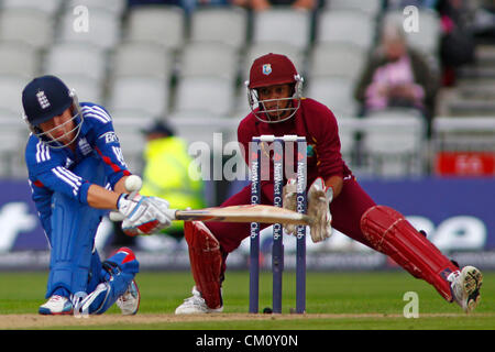 09/09/2012 Manchester, Inghilterra. Sarah Taylor batting durante la seconda Nat West t20 partita di cricket tra Inghilterra e West Indies giocato a Old Trafford Cricket Ground: Credito: Mitchell Gunn Foto Stock