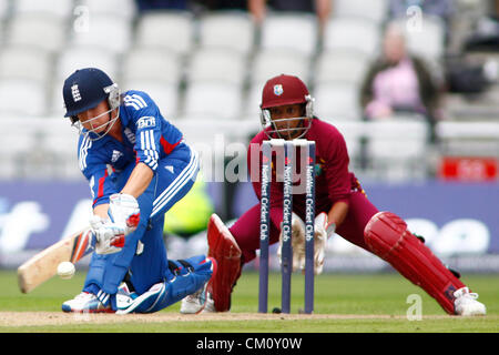 09/09/2012 Manchester, Inghilterra. Sarah Taylor batting durante la seconda Nat West t20 partita di cricket tra Inghilterra e West Indies giocato a Old Trafford Cricket Ground: Credito: Mitchell Gunn Foto Stock