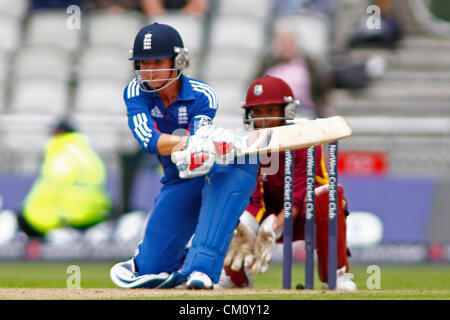 09/09/2012 Manchester, Inghilterra. Sarah Taylor batting durante la seconda Nat West t20 partita di cricket tra Inghilterra e West Indies giocato a Old Trafford Cricket Ground: Credito: Mitchell Gunn Foto Stock