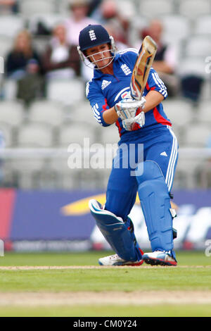 09/09/2012 Manchester, Inghilterra. Sarah Taylor batting durante la seconda Nat West t20 partita di cricket tra Inghilterra e West Indies giocato a Old Trafford Cricket Ground: Credito: Mitchell Gunn Foto Stock