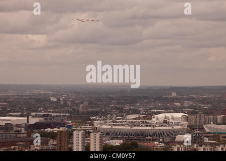 Londra, UK, 10 settembre, 2012. Il Royal Air Force frecce rosse aerobatic team di visualizzazione eseguire una flypast su Londra come un omaggio al Team GB Olimpici e Paralimpici di atleti. Credito: Steve brillante / Alamy Live News Foto Stock