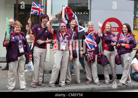 Londra, Inghilterra, Regno Unito. Lunedì, 10 settembre 2012. Olympic ambasciatori. Gli atleti sfilano a Trafalgar Square. Il popolo britannico attendono la sfilata dei Giochi Olimpici e Paralimpici di eroi. Credito: Nick Savage / Alamy Live News Foto Stock