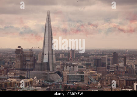 Londra, UK, 10 settembre, 2012. Il Royal Air Force frecce rosse aerobatic team di visualizzazione eseguire una flypast su Londra come un omaggio al Team GB Olimpici e Paralimpici di atleti. Credito: Steve brillante / Alamy Live News Foto Stock