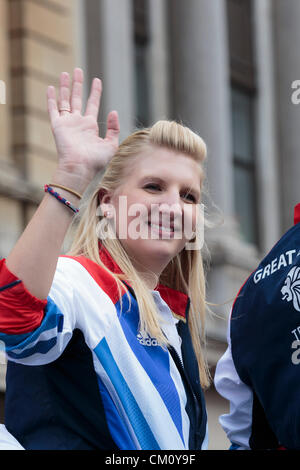 Londra, Inghilterra, Regno Unito. Lunedì, 10 settembre 2012. Nuotatore e medaglia d'oro Rebecca Adlington. Heroes" Sfilata dei Giochi Olimpici e Paralimpici di atleti passa a Trafalgar Square. Foto Stock