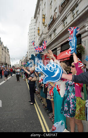 10 settembre 2012, The Strand, Londra. La folla era in vigore per accogliere gli atleti olimpici durante la processione del 21 galleggianti che trasportano Team GB i deputati e le loro medaglie. Foto Stock