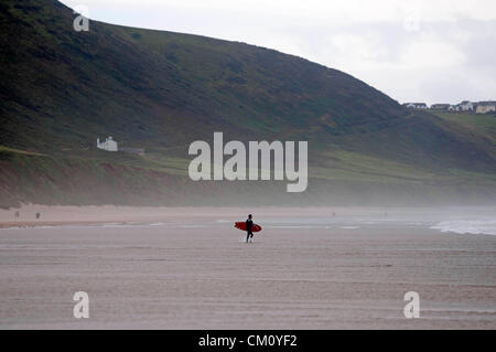 Llangennith - South Wales - UK - 10 Settembre 2012 : Surfers sfruttando al massimo il vento e le onde a Llangennith beach sulla Penisola di Gower vicino a Swansea oggi nella collezione autunno gales. Foto Stock