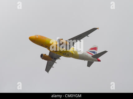 Londra REGNO UNITO 10 settembre 2012. British Airways Airbus A319 G-EUPC eseguendo una bassa volare oltre su Londra per commemorare la fine di Londra 2012 Olimpiadi e giochi paralimpici. Foto Stock