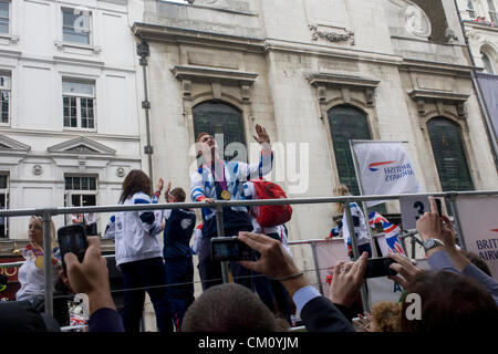 Londra, 10 settembre 2012. Medaglia d'oro Paralympic sprinter Jonnie Peacock onde per gli spettatori che hanno rivestito di Londra di strade per onore 800 di TeamGB di atleti olimpionici e Paralympians. La Gran Bretagna è golden generazione di atleti a sua volta detto grazie ai suoi seguaci olimpico, pagando tributo a Londra e una più ampia la Gran Bretagna come fino a un milione di persone rivestite nelle strade per festeggiare il "più grande di sempre" sporting estate e fatturati per essere la più grande celebrazione sportivi mai visto nel Regno Unito. Foto Stock