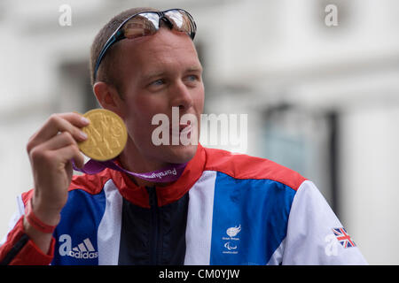 Londra, 10 settembre 2012. Paralympian Richard Whitehead gli Uomini 200m T42 medallist mette in mostra la sua medaglia d oro il giorno dopo la fine del London 2012 Paralimpiadi come migliaia di spettatori rivestita la capitale le strade per onorare 800 di TeamGB di atleti e Paralympians. La Gran Bretagna è golden generazione di atleti a sua volta detto grazie ai suoi seguaci olimpico, pagando tributo a Londra e una più ampia la Gran Bretagna come fino a un milione di persone rivestite nelle strade per festeggiare il "più grande di sempre " estate sportiva e fatturati per essere la più grande celebrazione sportivi mai visto nel Regno Unito. Foto Stock