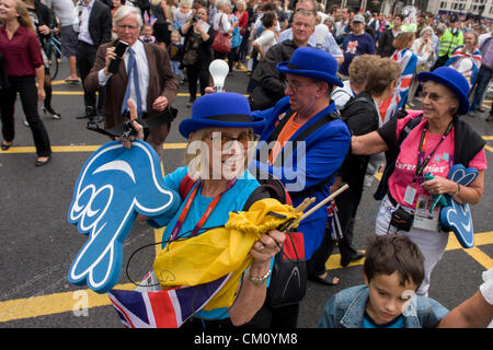 Londra, 10 settembre 2012. Ventole olimpico lascia gli atleti' parade nella città di Londra. Il giorno dopo la fine del London 2012 Paralimpiadi, migliaia di spettatori rivestita la capitale le strade per onorare 800 di TeamGB di atleti e Paralympians. La Gran Bretagna è golden generazione di atleti a sua volta detto grazie ai suoi seguaci olimpico, pagando tributo a Londra e una più ampia la Gran Bretagna come fino a un milione di persone rivestite nelle strade per festeggiare il "più grande di sempre" sporting estate e fatturati per essere la più grande celebrazione sportivi mai visto nel Regno Unito. Foto Stock