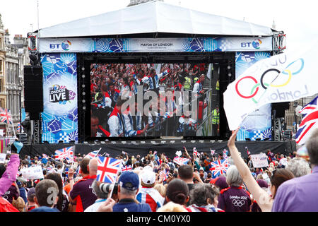 10 Settembre, 2012. Spettatori guarda Olimpici e Paralimpici parade trasmesso in diretta su un grande schermo, Trafalgar Square, London REGNO UNITO Foto Stock