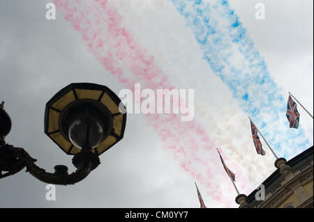 Trafalgar Square, Londra, Regno Unito. Settembre 10, 2012 La RAF frecce rosse lasciare rosso bianco e blu fumo percorsi oltre la vittoria olimpica Parade Foto Stock