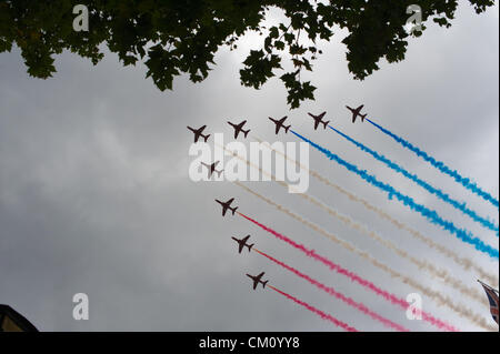 Trafalgar Square, Londra, Regno Unito. Settembre 10, 2012 La Royal Air Force frecce rosse display aerobatic team vola oltre la vittoria olimpica Parade Foto Stock