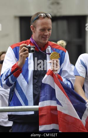 Londra, UK, lunedì 10 settembre 2012. TeamGB rematori di celebrare Olimpici e Paralimpici su una sfilata di carri allegorici per il centro di Londra, come parte della London 2012 Team GB atleti Victory Parade. Foto Stock
