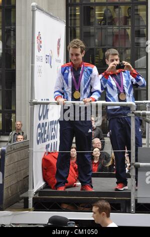 Londra, UK, lunedì 10 settembre 2012. Triathlon medaglia d'oro Alistair Brownley celebra TeamGB's Olimpici e Paralimpici di successo su una sfilata di carri allegorici per il centro di Londra, come parte della London 2012 Team GB atleti Victory Parade. Foto Stock