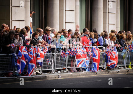 Londra 2012, i nostri più grandi atleti del Team Parade, 10 Sett. 2012 - Cannon Street, vicino alla cattedrale di San Paolo - una folla di attendere per gli atleti per arrivare Foto Stock