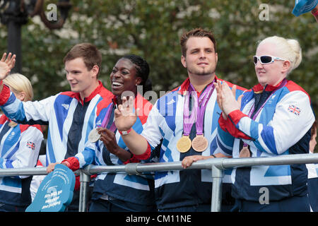 Londra, Inghilterra, Regno Unito. Lunedì, 10 settembre 2012. L-R in centro: Team GB atleti Christine Ohuruogu e Aled Davies. Heroes" Sfilata dei Giochi Olimpici e Paralimpici di atleti passa a Trafalgar Square. Foto Stock