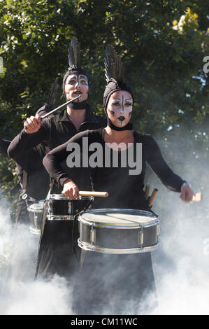 Batteristi a piedi stelt a out There Festival 2012 Festival Internazionale di Circus e Street Arts a Great Yarmouth. Società olandese di arti di strada, Norfolk, Regno Unito Foto Stock