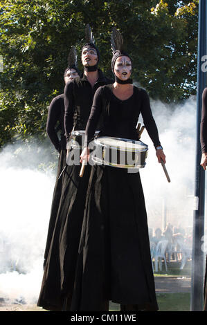 Batteristi a piedi stelt a out There Festival 2012 Festival Internazionale di Circus e Street Arts a Great Yarmouth. Società olandese di arti di strada, Norfolk, Regno Unito Foto Stock