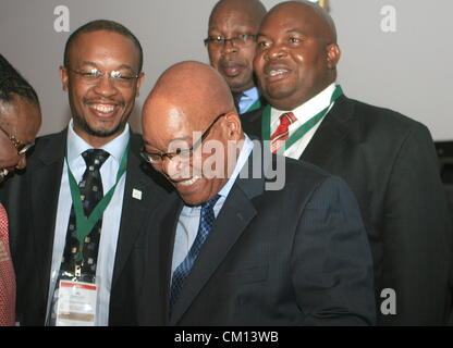 Conferenza di Midrand, SUD AFRICA: presidente Jacob Zuma con governance cooperativa il Ministro Richard Baloyi e sindaco di Johannesburg Parks Tau a sud africana di governo locale Associazione conferenza nazionale il 10 settembre 2012 a Midrand, in Sudafrica. Durante il suo discorso ai delegati presenti alla conferenza, Zuma ancorato alla critica di non riferire i progressi di governo aveva fatto per migliorare la distribuzione del servizio negli ultimi 18 anni. (Foto di Gallo immagini /giorno lavorativo / Puxley Makgatho) Foto Stock