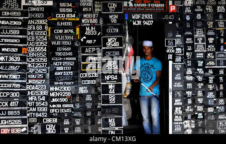 Sett. 11, 2012 - Kuantan, PAHANG, Malesia - un uomo cammina fuori da un lato strada negozio di vendita di targhe in Kuantan, circa 243 chilometri a nord-est di Kuala Lumpur. (Credito Immagine: © Najjua Zulkefli/ZUMAPRESS.com) Foto Stock