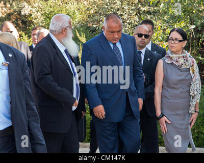 Il Primo Ministro di Bulgaria, Boyko Borissov (C), giunge a Yad Vashem Holocaust Museum. Gerusalemme, Israele. 11-Settembre-2012. Il Primo Ministro di Bulgaria, Boyko Borissov, conduce una delegazione di 12 ministri del governo di Israele per incontri con controparti israeliane e la firma di numerosi accordi. Visite delle delegazioni Yad Vashem Holocaust Museum. Foto Stock