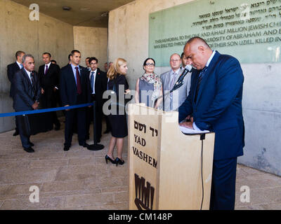 Il Primo Ministro di Bulgaria, Boyko Borissov, segni di Yad Vashem guest book a seguito di una visita al museo. Gerusalemme, Israele. 11-Settembre-2012. Il Primo Ministro di Bulgaria, Boyko Borissov, conduce una delegazione di 12 ministri del governo di Israele per incontri con controparti israeliane e la firma di numerosi accordi. Visite delle delegazioni Yad Vashem Holocaust Museum. Foto Stock