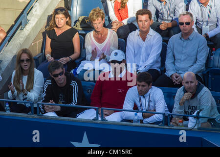 Andy Murray (GBR) coach Ivan Lendl, madre e ragazza tra quelli a guardare lui concorrenti negli uomini della finalissima al 2012 US Open Tennis Tournament Flushing, New York. USA.10 Settembre Foto Stock