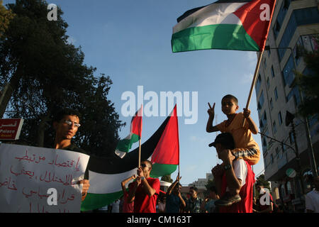 Sett. 11, 2012 - Ramallah, West Bank, Territorio palestinese - onda Palestinesi la loro bandiera nazionale durante una manifestazione di protesta contro il Protocollo di Parigi e l'accordo di Oslo, chiave di entrambi gli accordi che regolano i legami economici tra i palestinesi e gli israeliani in Cisgiordania città di Ramallah l 11 settembre 2012. Palestinesi in Cisgiordania sono state dimostrando negli ultimi dieci giorni oltre il costo della vita e in particolare il prezzo del carburante, che è passato da sei a otto sicli (da $ 1,50 a $ 2,00, 1,18 a 1,57 euro) per litro negli ultimi due mesi da solo (credito Immagine: © Issam Rimawi/APA IM Foto Stock