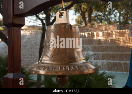 11 Settembre 2012 San Antonio, Texas, Stati Uniti d'America - "non dimenticheremo mai" presso il Memoriale di San Antonio per le vittime di 9/11. La campana è un simbolo per la caduta dei vigili del fuoco. Foto Stock
