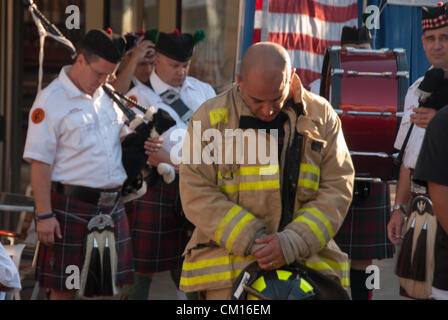 11 Settembre 2012 San Antonio, Texas, Stati Uniti d'America - un momento di silenzio presso il Memoriale di San Antonio per le vittime del 9/11 attacchi terroristici. Foto Stock