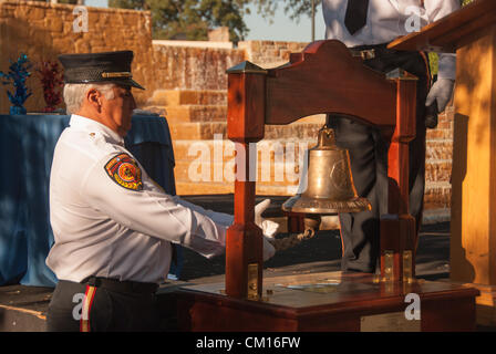 11 Settembre 2012 San Antonio, Texas, Stati Uniti d'America - Il 'non dimenticheremo mai' bell è suonata al memorial a San Antonio per le vittime del 9/11 attacchi terroristici. Foto Stock