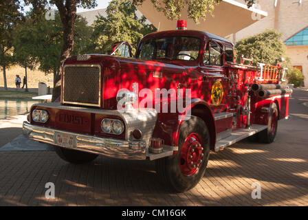 11 Settembre 2012 San Antonio, Texas, Stati Uniti d'America - una costa 1952 camion dei pompieri in mostra presso il Memoriale di San Antonio per le vittime del 9/11 attacchi terroristici. Foto Stock