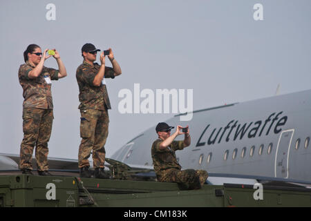 Berlino, Germania. 11 settembre 2012. I membri delle forze armate tedesche registrare la dimostrazione del Typhoon Eurofighter presso il Berlin Air Show di Berlino, Germania, martedì 11 settembre, 2012. L'aria di Berlino Visualizza Ila è una grande industria aerospaziale europea expo con centinaia di espositori provenienti da oltre 70 paesi; è aperto da settembre 11-16. Foto Stock