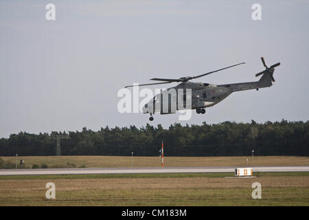 Berlino, Germania. 11 settembre 2012. Un Marina Militare Italiana NH-industrie elicottero NH90 decolla alla Berlin Air Show di Berlino, Germania, martedì 11 settembre, 2012. L'aria di Berlino Visualizza Ila è una grande industria aerospaziale europea expo con centinaia di espositori provenienti da oltre 70 paesi; è aperto da settembre 11-16. Foto Stock