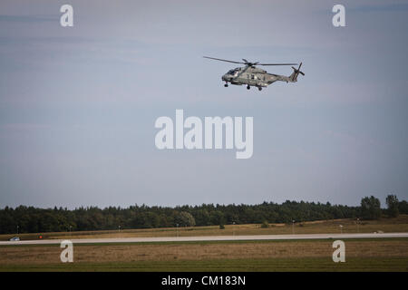 Berlino, Germania. 11 settembre 2012. Un Marina Militare Italiana NH-industrie elicottero NH90 esegue manovre al Berlin Air Show di Berlino, Germania, martedì 11 settembre, 2012. L'aria di Berlino Visualizza Ila è una grande industria aerospaziale europea expo con centinaia di espositori provenienti da oltre 70 paesi; è aperto da settembre 11-16. Foto Stock