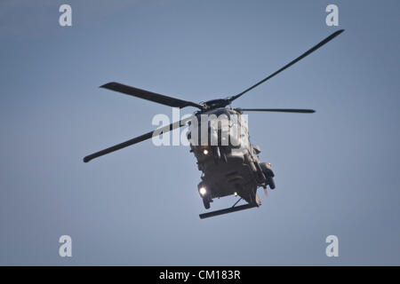 Berlino, Germania. 11 settembre 2012. Un Marina Militare Italiana NH-industrie elicottero NH90 esegue manovre al Berlin Air Show di Berlino, Germania, martedì 11 settembre, 2012. L'aria di Berlino Visualizza Ila è una grande industria aerospaziale europea expo con centinaia di espositori provenienti da oltre 70 paesi; è aperto da settembre 11-16. Foto Stock