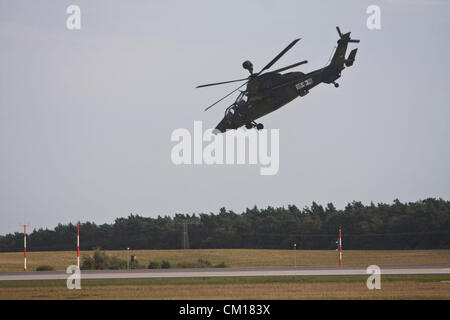 Berlino, Germania. 11 settembre 2012. Un Eurocopter elicottero Tiger si toglie al Berlin Air Show di Berlino, Germania, martedì 11 settembre, 2012. L'aria di Berlino Visualizza Ila è una grande industria aerospaziale europea expo con centinaia di espositori provenienti da oltre 70 paesi; è aperto da settembre 11-16. Foto Stock