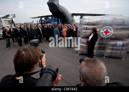 Berlino, Germania. 11 settembre 2012. Il cancelliere tedesco Angela Merkel è mostrato intorno al Airbus A400M il trasporto aereo a Berlino Air Show di Berlino, Germania, martedì 11 settembre, 2012. L'aria di Berlino Visualizza Ila è una grande industria aerospaziale europea expo con centinaia di espositori provenienti da oltre 70 paesi; è aperto da settembre 11-16. Foto Stock