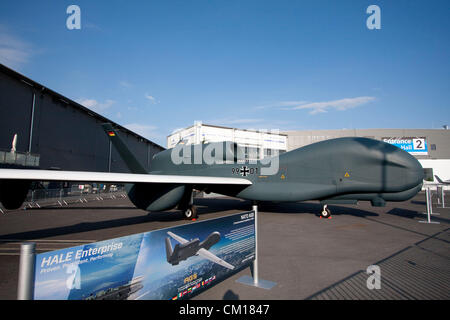 Berlino, Germania. 11 settembre 2012. Una NATO AGS drone è in mostra statica al Berlin Air Show di Berlino, Germania, martedì 11 settembre, 2012. L'aria di Berlino Visualizza Ila è una grande industria aerospaziale europea expo con centinaia di espositori provenienti da oltre 70 paesi; è aperto da settembre 11-16. Foto Stock