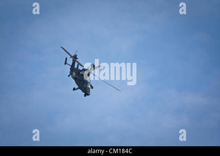 Berlino, Germania. 11 settembre 2012. Un Eurocopter elicottero Tiger esegue manovre aeree a Berlino Air Show di Berlino, Germania, martedì 11 settembre, 2012. L'aria di Berlino Visualizza Ila è una grande industria aerospaziale europea expo con centinaia di espositori provenienti da oltre 70 paesi; è aperto da settembre 11-16. Foto Stock