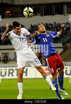 Utkání kvalifikace na MS 2014 ve fotbale, skupina G, Slovensko - Lichtenštejnsko, 11. záøí v Bratislavì. Marek Hamšík (vlevo) ze slovenského týmu un Franz Burgmeier z Lichtenštejnska.---la Slovacchia di Marek Hamsik, sinistra, sfide per una sfera con Franz Burgmeier del Liechtenstein, destra durante una Coppa del Mondo 2014 Gruppo G qualifica partita di calcio tra la Slovacchia e Liechtenstein a Bratislava, in Slovacchia, Martedì, Settembre 11, 2012. (CTK foto/Jan KOLLER) Foto Stock